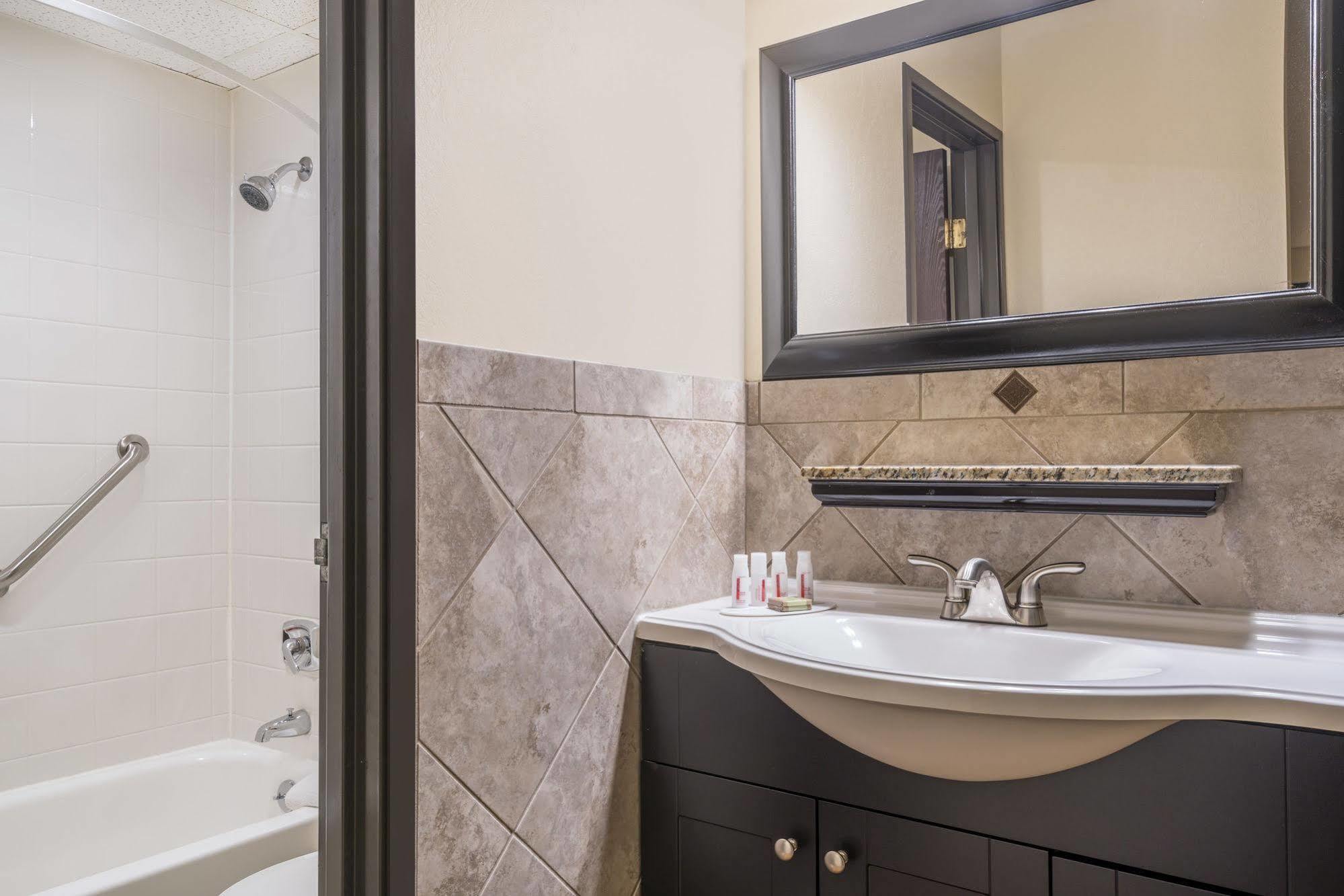 Ramada By Wyndham Minneapolis Hotel 3*