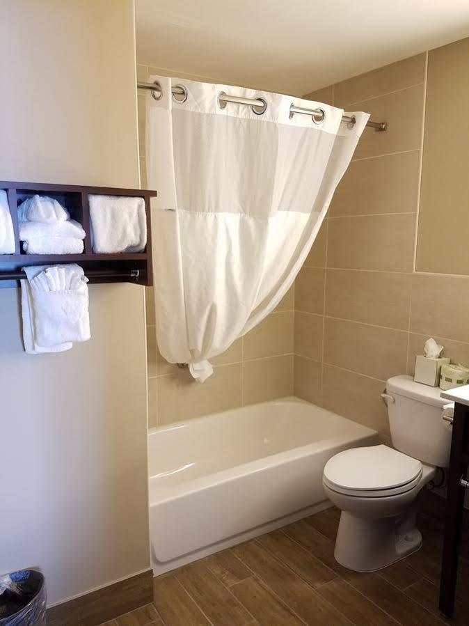 Ramada By Wyndham Minneapolis Hotel Golden Valley